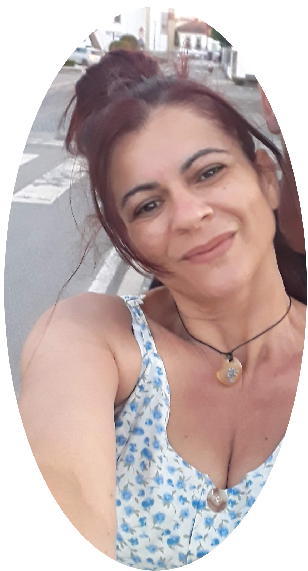 O nosso encontro:
Uma placa empoeirada dizia:
 -Antes mesmo de dar o próximo passo e prosseguir para dentro de meu espaço, peço por gentileza que tire os seus sapatos, afrouxe o laço das tuas certezas e entre com leveza. Por favor, não toque nas ervas, nem assuste os bichos e não pise nas formigas, pode ser que piquem e quando sair deixe a sua contribuição ao pé do Carvalho velho e não escute o senhor Nélio.
Seja bem-vindo a minha casa.