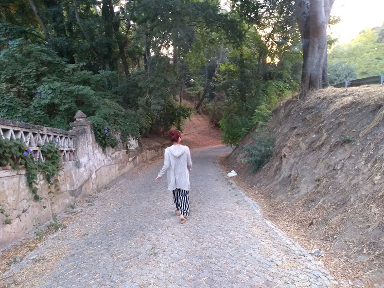 Sair desse tipo de relação exige lucidez e coragem. Não há diálogo que resolva quando o outro não escuta. Não há argumento que funcione quando tudo é usado contra você. O primeiro passo é perceber. O segundo é se afastar — emocionalmente, energeticamente ou fisicamente, quando possível.

Reconstruir-se depois de uma relação narcísica é um processo. É reaprender a confiar na própria intuição, a reconhecer limites, a recuperar a energia perdida. É lembrar que amor não humilha, não confunde, não esgota.

Identificar um narcisista não é sobre rotular pessoas, mas sobre preservar a própria saúde emocional. Algumas presenças adoecem. E reconhecer isso não é fraqueza — é autoproteção.