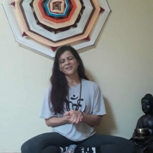 Sudarshan é um dos kryas mais potentes do do Yoga, kryas são exercícios de limpeza interior e na minha opinião, sudarshan é um elixir da saúde, o exercício é composto pelos pranayamas Ujjayi e Bhastrika e meditação. Esta mistura mágica tem o poder de nos trazer de volta, aliviar o stress emocional, remover a ansiedade, acalmar os nervos, pacificar a mente e clarear os nossos sentidos, esse exercício ajuda-nos a ficar no agora com tranquilidade.
