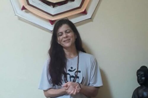 Sudarshan é um dos kryas mais potentes do do Yoga, kryas são exercícios de limpeza interior e na minha opinião, sudarshan é um elixir da saúde, o exercício é composto pelos pranayamas Ujjayi e Bhastrika e meditação. Esta mistura mágica tem o poder de nos trazer de volta, aliviar o stress emocional, remover a ansiedade, acalmar os nervos, pacificar a mente e clarear os nossos sentidos, esse exercício ajuda-nos a ficar no agora com tranquilidade.