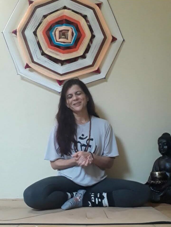 Sudarshan é um dos kryas mais potentes do do Yoga, kryas são exercícios de limpeza interior e na minha opinião, sudarshan é um elixir da saúde, o exercício é composto pelos pranayamas Ujjayi e Bhastrika e meditação. Esta mistura mágica tem o poder de nos trazer de volta, aliviar o stress emocional, remover a ansiedade, acalmar os nervos, pacificar a mente e clarear os nossos sentidos, esse exercício ajuda-nos a ficar no agora com tranquilidade.