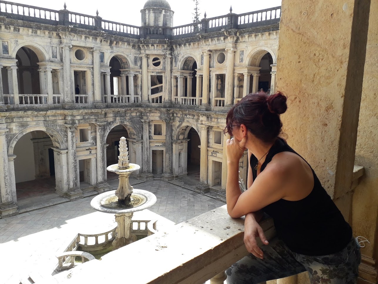 Nem todo sonho sabe desde cedo qual forma vai tomar.
Quando criança, eu queria ser artista. Passei pelo teatro, pela dança, pela música — nada se fixou, mas nada foi em vão. Eu não desisti de mim. Permaneci em escuta.