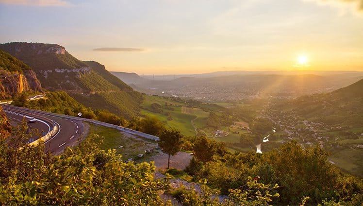 Nós sempre poderemos agradar ou desagradar alguém, mas a atitude considerada má ou prejudicial a todos é o resultado do percurso que o pensamento maligno fez ou deixou de fazer dentro da mente. O mal que causamos aos outros quando nos negamos a fazer as coisas por falta de entendimento é infinitamente menor do que o mal que causamos quando essa falta de discernimento não é levada a sério e nos deixamos ser influenciados pelos pensamentos perniciosos e desonrosos dos outros.