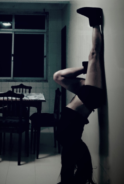 O monstro da obesidade e a compulsão faz a gente pensar que a vida é prazerosa mesmo quando ela está em total desiquilíbrio, isso é uma grande ilusão, meus amores, não há felicidade sem calmaria e a obesidade é compulsão. Falo com a autoridade de quem emagreceu definitivamente 45 quilos. Portanto, eu afirmo que vencê-la é algo muito maior do que qualquer prazer que a mente humana possa criar. Saber que o verdadeiro prazer está naquilo que te faz bem é o verdadeiro sentido da vida.