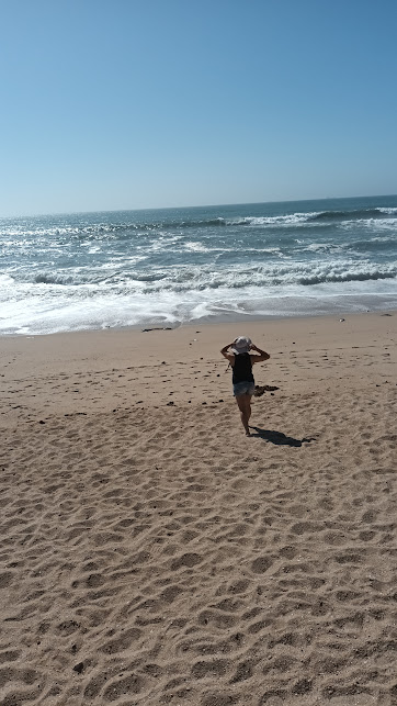 Reza a lenda que no dia 14 de fevereiro do ano 200 depois da era comum, um bispo da igreja católica chamado Valentim foi enforcado porque ousou a desobedecer o imperador de Roma que naquela altura tinha ordenado o fim de casamentos, porque precisava de homens solteiros para montar um exercito forte.
O bispo Valentim, entretanto, desobedeceu o imperador e continuou celebrando os casamentos clandestinamente. A ofensa foi tão grande que o condenaram a morte por isso.