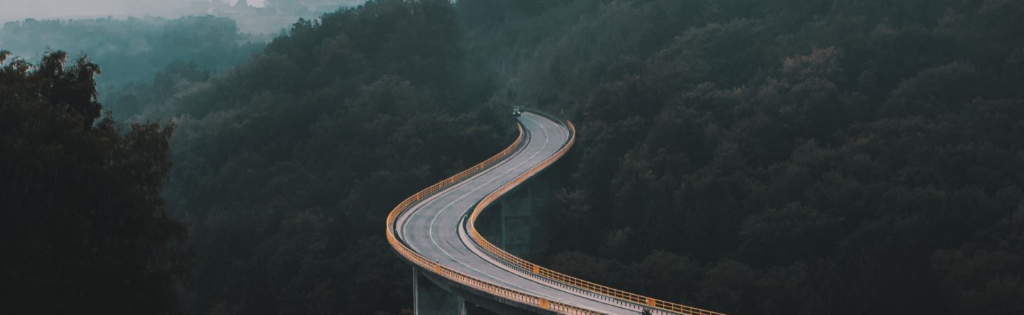 Fui novamente a Tomar, só que desta vez passei por outro lugar e entre vielas, aldeias e montanhas, apaixonei-me de novo. Logo, eu fiquei grata por outra vez lá estar, óh terra linda! Ah, Tomar, é fácil demais te amar.