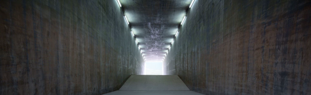 Não há ninguém aqui, onde estão todos? Os imensos corredores frios, silenciosos e sem vida como concreto armado