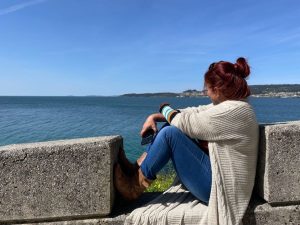   Há quem acredite que perder a razão é levantar o tom, quebrar xícaras, fazer discursos inflamados e sair batendo portas. Eu, ao contrário, penso que perder a razão é muito mais silencioso. É quando a gente sabe exatamente o que está errado, mas percebe que nenhum argumento neste mundo será capaz de atravessar a muralha emocional do outro.   A vida adulta, se existe alguma definição, é essa habilidade triste de calar-se antes que o outro transforme sua dor em arma.