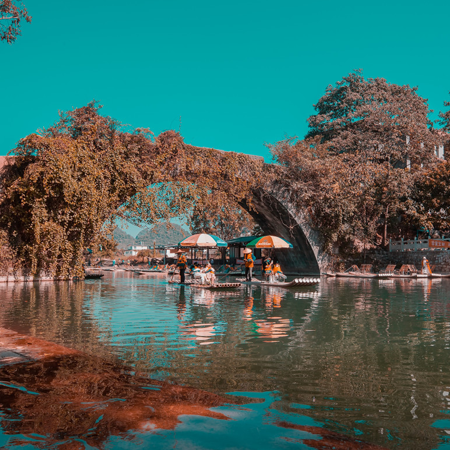 Há uma diferença brutal entre pensar e apenas reproduzir. Nem tudo o que se apresenta como liberdade nasce de consciência. Nem tudo o que se veste de progresso merece ser chamado de evolução. Talvez uma das maiores tragédias silenciosas do nosso tempo seja essa necessidade de aderir antes de compreender. E, no meio de tanto ruído, pensar virou quase um gesto de insubordinação. Escrever, para mim, continua sendo uma forma de não me render ao automático. #PensamentoCrítico #CríticaCultural #Escrita #Literatura #ComportamentoHumano #Reflexão #Consciência #TextoAutoral