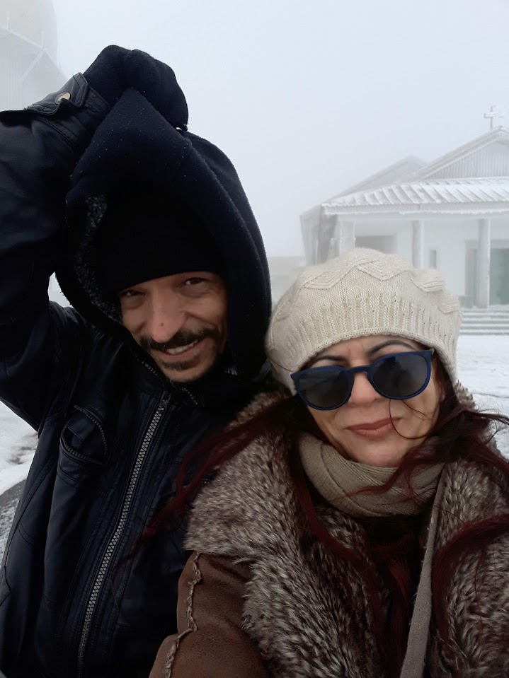 Aprendi disciplina cedo. Não como virtude — como defesa. Disciplina era o que me mantinha de pé quando sentir demais parecia perigoso. Organizar horários, cumprir tarefas, controlar impulsos, silenciar vontades. Disciplina me dava contorno. Eu funcionava. Eu rendia. Eu não desmoronava. Por muito tempo, confundi isso com maturidade. Só mais tarde percebi que a disciplina, quando usada sozinha, vira uma forma elegante de rejeição. Rejeição do corpo cansado. Da emoção inconveniente. Da falha humana que não se encaixa em planilhas internas. Eu era disciplinada, mas dura. E dureza não é amor. Aceitação não veio como iluminação. Veio como cansaço. Cansaço de me vigiar. Cansaço de me corrigir antes mesmo de errar. Cansaço de tentar ser alguém “melhor” do que eu era naquele dia. Aceitar não foi relaxar. Foi encarar. Aceitar foi olhar para minhas contradições sem tentar consertá-las imediatamente. Foi perceber que eu não precisava gostar de tudo em mim para parar de me violentar. Que disciplina sem acolhimento é só controle disfarçado de virtude. Amor começou aí. Não como sentimento elevado, mas como decisão prática. Amor foi parar de me moldar para caber em ideias bonitas. Foi entender que quem ama não esculpe — sustenta