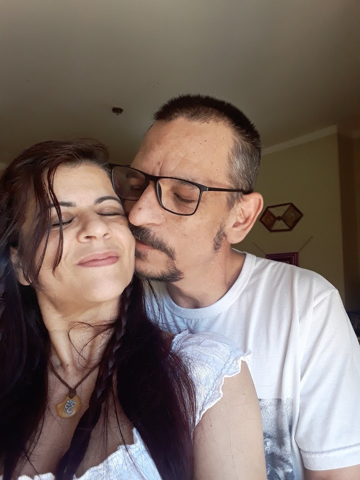 Aprendi disciplina cedo. Não como virtude — como defesa. Disciplina era o que me mantinha de pé quando sentir demais parecia perigoso. Organizar horários, cumprir tarefas, controlar impulsos, silenciar vontades. Disciplina me dava contorno. Eu funcionava. Eu rendia. Eu não desmoronava. Por muito tempo, confundi isso com maturidade. Só mais tarde percebi que a disciplina, quando usada sozinha, vira uma forma elegante de rejeição. Rejeição do corpo cansado. Da emoção inconveniente. Da falha humana que não se encaixa em planilhas internas. Eu era disciplinada, mas dura. E dureza não é amor. Aceitação não veio como iluminação. Veio como cansaço. Cansaço de me vigiar. Cansaço de me corrigir antes mesmo de errar. Cansaço de tentar ser alguém “melhor” do que eu era naquele dia. Aceitar não foi relaxar. Foi encarar. Aceitar foi olhar para minhas contradições sem tentar consertá-las imediatamente. Foi perceber que eu não precisava gostar de tudo em mim para parar de me violentar. Que disciplina sem acolhimento é só controle disfarçado de virtude. Amor começou aí. Não como sentimento elevado, mas como decisão prática. Amor foi parar de me moldar para caber em ideias bonitas. Foi entender que quem ama não esculpe — sustenta