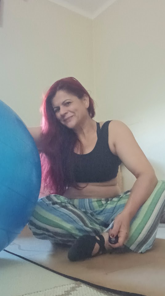 Retrato de Dan Dronacharya, escritora e guia de presença.