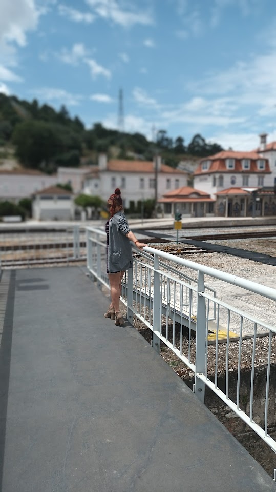 Que nada nos defina. Que nada nos sujeite. Que a liberdade seja a nossa própria substância.”
Simone de Beauvoir