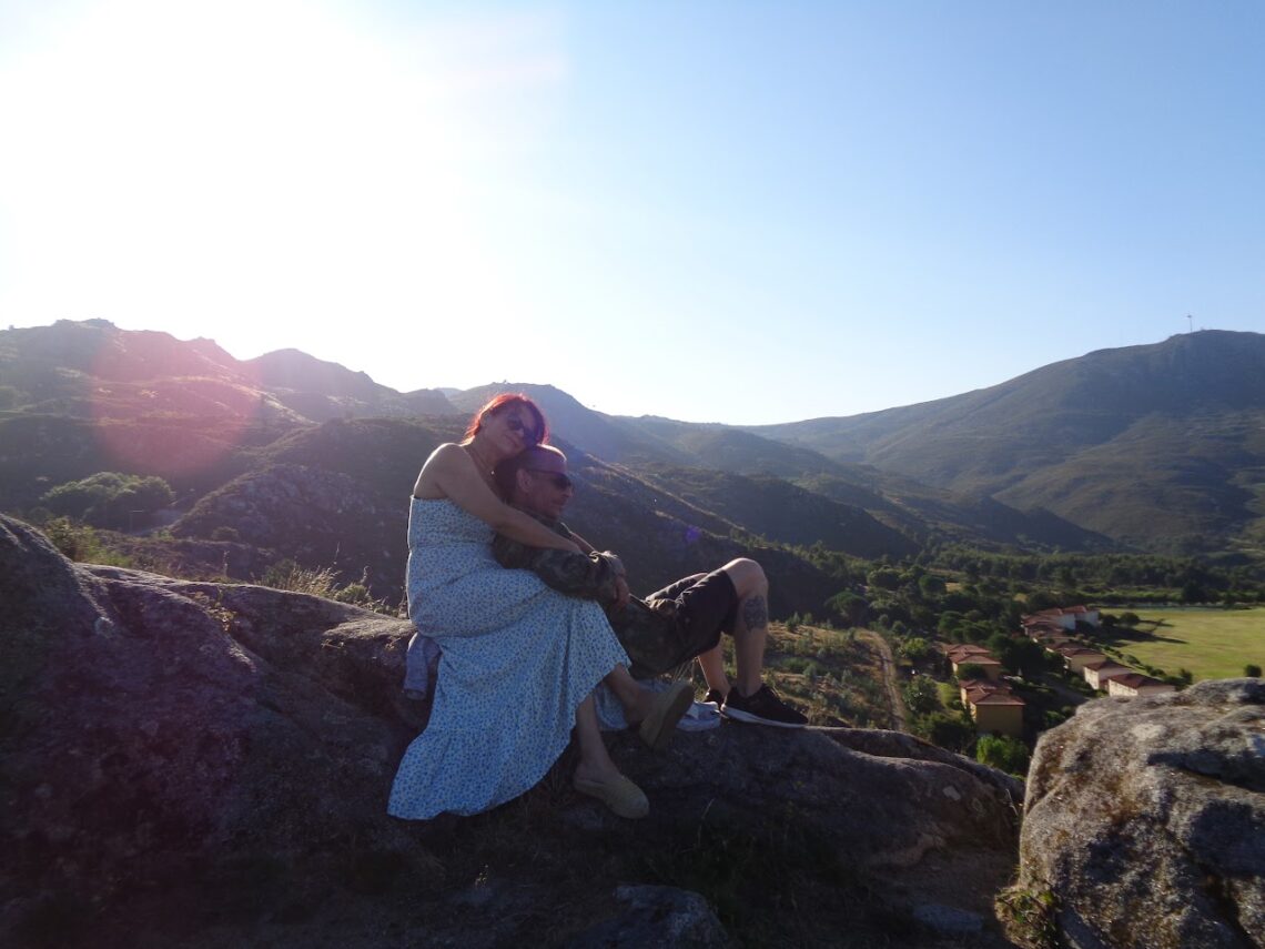  “ O amor não sofre e não faz sofrer, não força a barra e se for preciso insistir - o amor já não estará mais neste lugar.” 