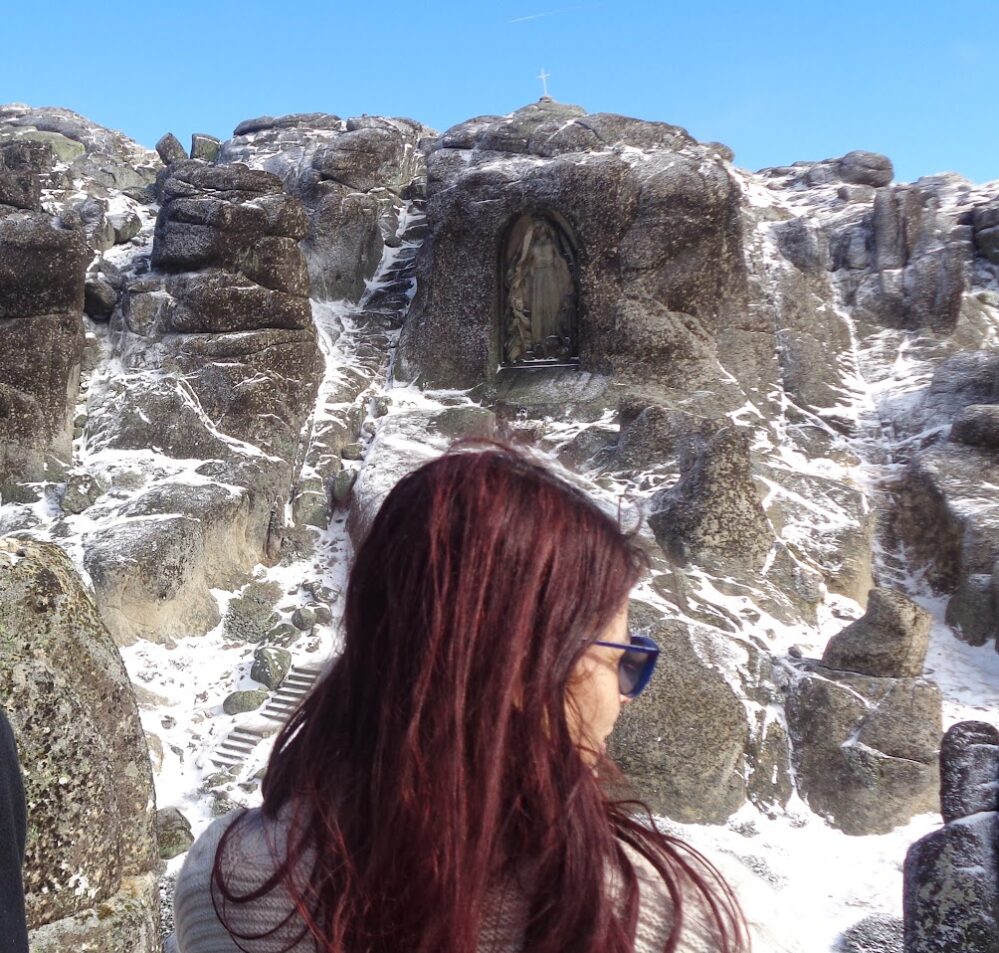 Segundo o nosso amado Bert Hellinger, existem duas formas de ver as coisas ao nosso redor: a forma filosófica e a forma terapêutica. A forma filosófica, é aquela que traz julgamentos. Essa forma de ver falará sempre dos avanços mentais que tivemos, analisará o todo e muitas vezes dará seu veredito de forma fria e imparcial.