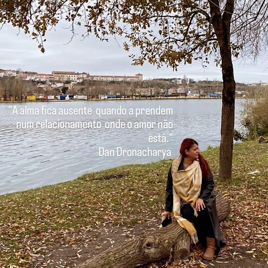 Dan Dronacharya em ambiente meditativo, expressão serena