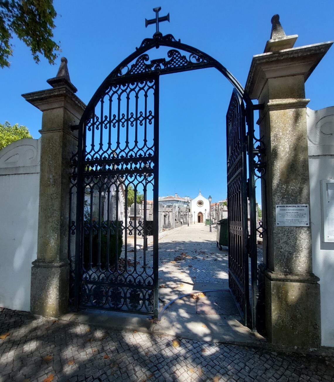 “Almas se tocam. Às vezes com palavras. Às vezes com uma mão no ombro. Às vezes com um simples ‘bem haja’. E, às vezes… obedecendo, cobrindo a cabeça com um xale sem saber o porquê.”