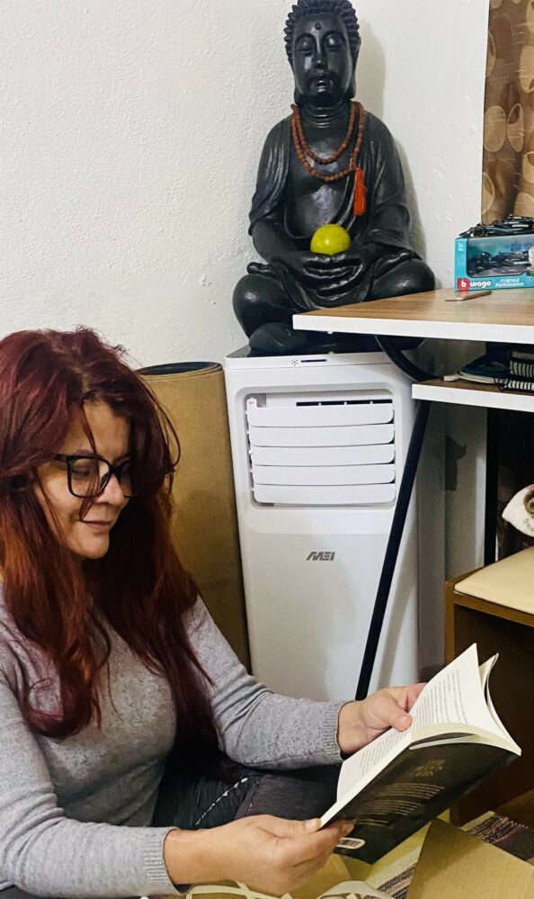 Dan Dronacharya é escritora, mentora e criadora de conteúdos voltados para consciência emocional, comportamento humano e espiritualidade prática. Autora do livro “Entre Mundos e Almas”, utiliza a literatura como instrumento de reflexão, autoconhecimento e despertar do discernimento nas relações e na vida cotidiana. Seu trabalho une escrita sensível, análise do comportamento humano e práticas de meditação e relaxamento Yogi, oferecendo clareza mental, segurança emocional e expansão de consciência para indivíduos e marcas que desejam crescer com autenticidade e profundidade. Escreve sobre as travessias internas do ser humano — entre razão e emoção, dor e amor, ilusão e discernimento — convidando cada leitor a reconhecer a própria alma e caminhar com mais presença e verdade.