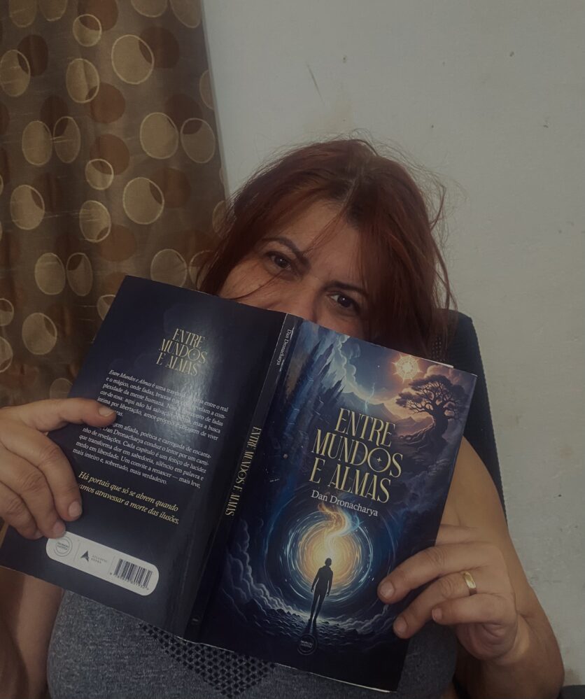 Dan Dronacharya é escritora, mentora e criadora de conteúdos voltados para consciência emocional, comportamento humano e espiritualidade prática.

Autora do livro “Entre Mundos e Almas”, utiliza a literatura como instrumento de reflexão, autoconhecimento e despertar do discernimento nas relações e na vida cotidiana.

Seu trabalho une escrita sensível, análise do comportamento humano e práticas de meditação e relaxamento Yogi, oferecendo clareza mental, segurança emocional e expansão de consciência para indivíduos e marcas que desejam crescer com autenticidade e profundidade.

Escreve sobre as travessias internas do ser humano — entre razão e emoção, dor e amor, ilusão e discernimento — convidando cada leitor a reconhecer a própria alma e caminhar com mais presença e verdade.
