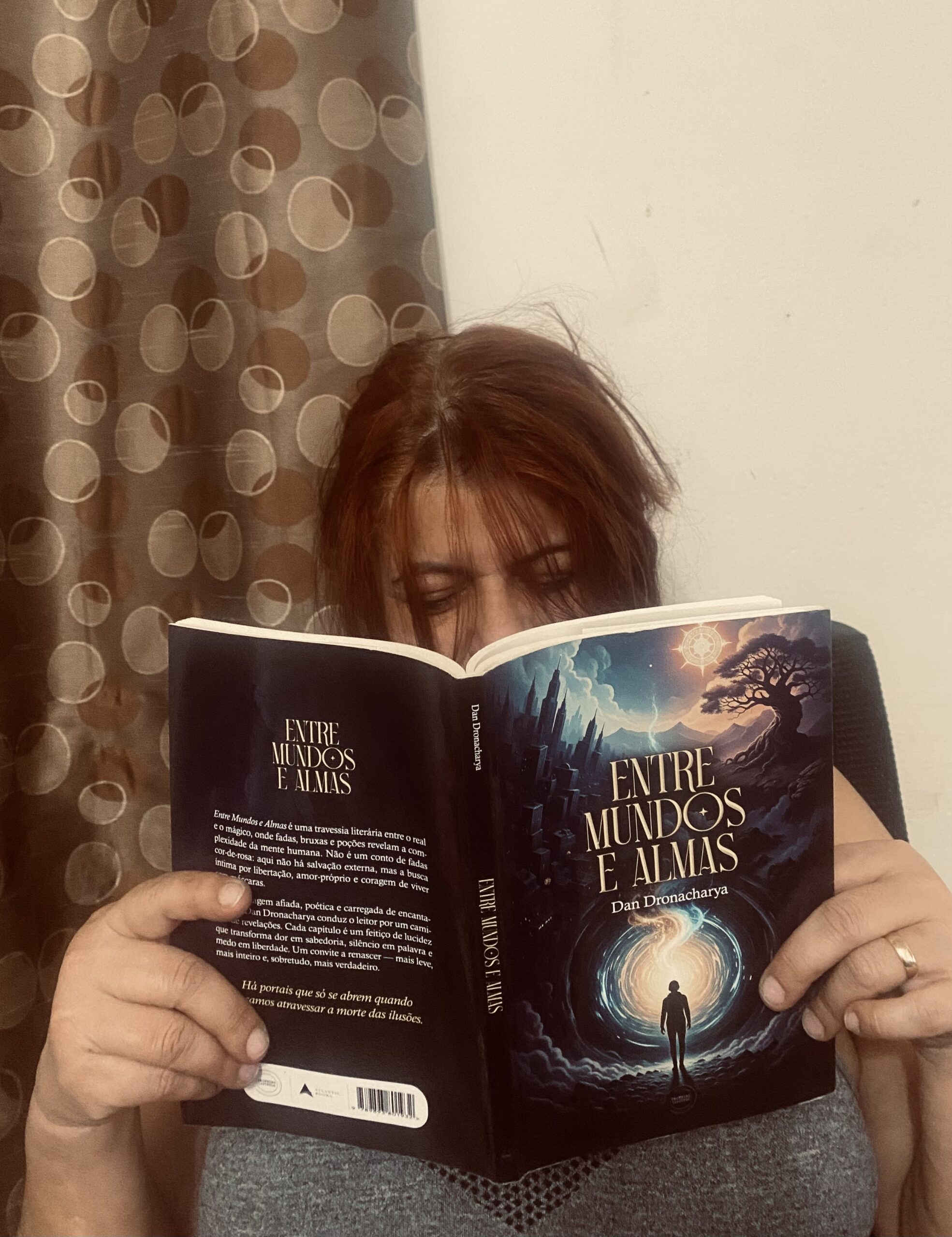 Dan Dronacharya é escritora, mentora e criadora de conteúdos voltados para consciência emocional, comportamento humano e espiritualidade prática.

Autora do livro “Entre Mundos e Almas”, utiliza a literatura como instrumento de reflexão, autoconhecimento e despertar do discernimento nas relações e na vida cotidiana.

Seu trabalho une escrita sensível, análise do comportamento humano e práticas de meditação e relaxamento Yogi, oferecendo clareza mental, segurança emocional e expansão de consciência para indivíduos e marcas que desejam crescer com autenticidade e profundidade.

Escreve sobre as travessias internas do ser humano — entre razão e emoção, dor e amor, ilusão e discernimento — convidando cada leitor a reconhecer a própria alma e caminhar com mais presença e verdade.
