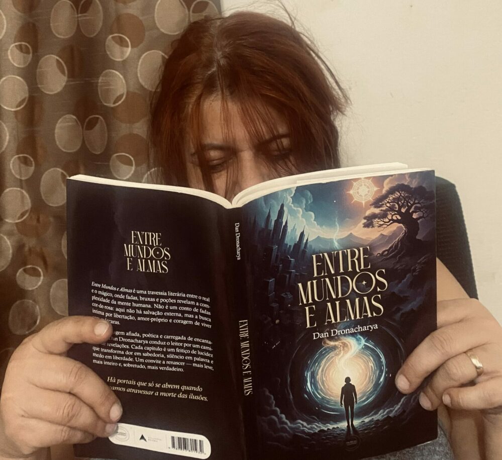 Dan Dronacharya é escritora, mentora e criadora de conteúdos voltados para consciência emocional, comportamento humano e espiritualidade prática. Autora do livro “Entre Mundos e Almas”, utiliza a literatura como instrumento de reflexão, autoconhecimento e despertar do discernimento nas relações e na vida cotidiana. Seu trabalho une escrita sensível, análise do comportamento humano e práticas de meditação e relaxamento Yogi, oferecendo clareza mental, segurança emocional e expansão de consciência para indivíduos e marcas que desejam crescer com autenticidade e profundidade. Escreve sobre as travessias internas do ser humano — entre razão e emoção, dor e amor, ilusão e discernimento — convidando cada leitor a reconhecer a própria alma e caminhar com mais presença e verdade.