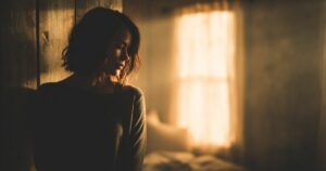 mulher em silêncio emocional refletindo