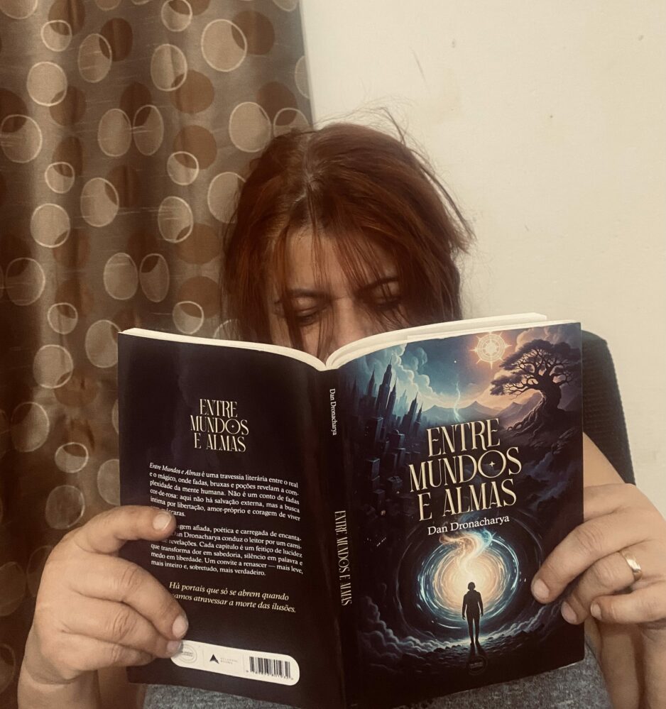Dan Dronacharya é escritora, mentora e criadora de conteúdos voltados para consciência emocional, comportamento humano e espiritualidade prática. Autora do livro “Entre Mundos e Almas”, utiliza a literatura como instrumento de reflexão, autoconhecimento e despertar do discernimento nas relações e na vida cotidiana. Seu trabalho une escrita sensível, análise do comportamento humano e práticas de meditação e relaxamento Yogi, oferecendo clareza mental, segurança emocional e expansão de consciência para indivíduos e marcas que desejam crescer com autenticidade e profundidade. Escreve sobre as travessias internas do ser humano — entre razão e emoção, dor e amor, ilusão e discernimento — convidando cada leitor a reconhecer a própria alma e caminhar com mais presença e verdade.
