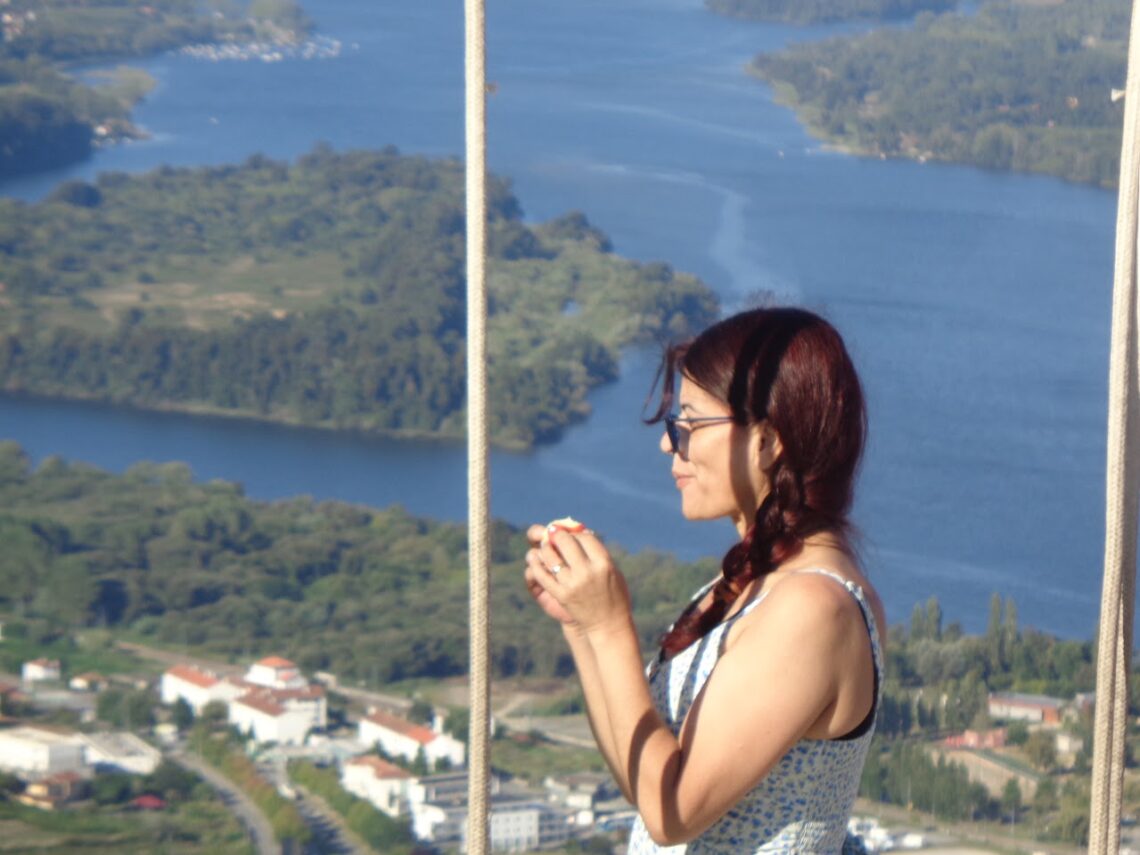 A segunda será muito mais criativa e estratégica. Vamos pegar nessa biblioteca que construíste ao longo de anos e fazê-la respirar como uma obra única, onde cada artigo fortalece os outros.