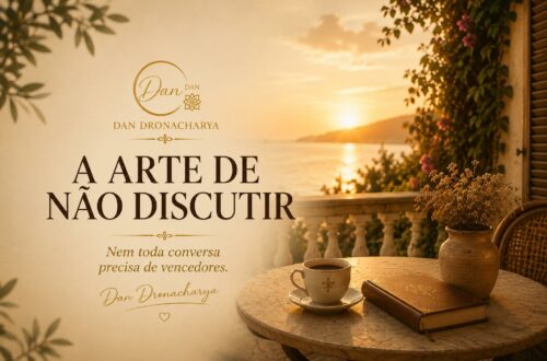 Varanda iluminada pelo pôr do sol com livro e chávena de café representando a arte de não discutir, a paz interior e a inteligência emocional.